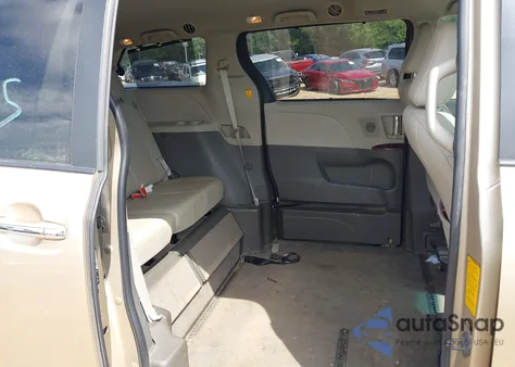 2012 Toyota Sienna z USA, uszkodzony, nr VIN 5TDYK3DC0CS209033